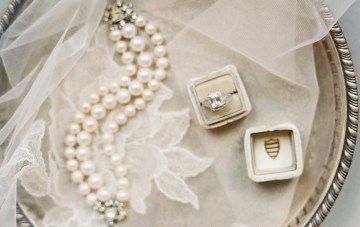How To Shop for Vintage and Antique Jewellery for your Wedding